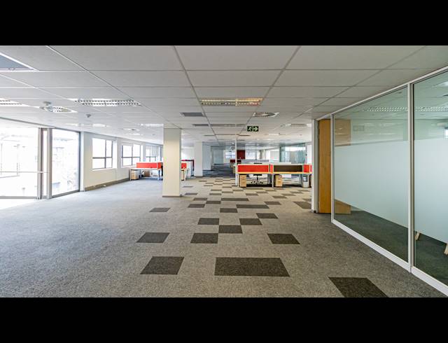 1,552M² OFFICE TO LET IN FERNDALE